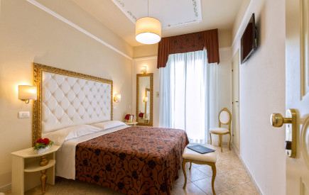 media.Camera-05_RosamarieElite