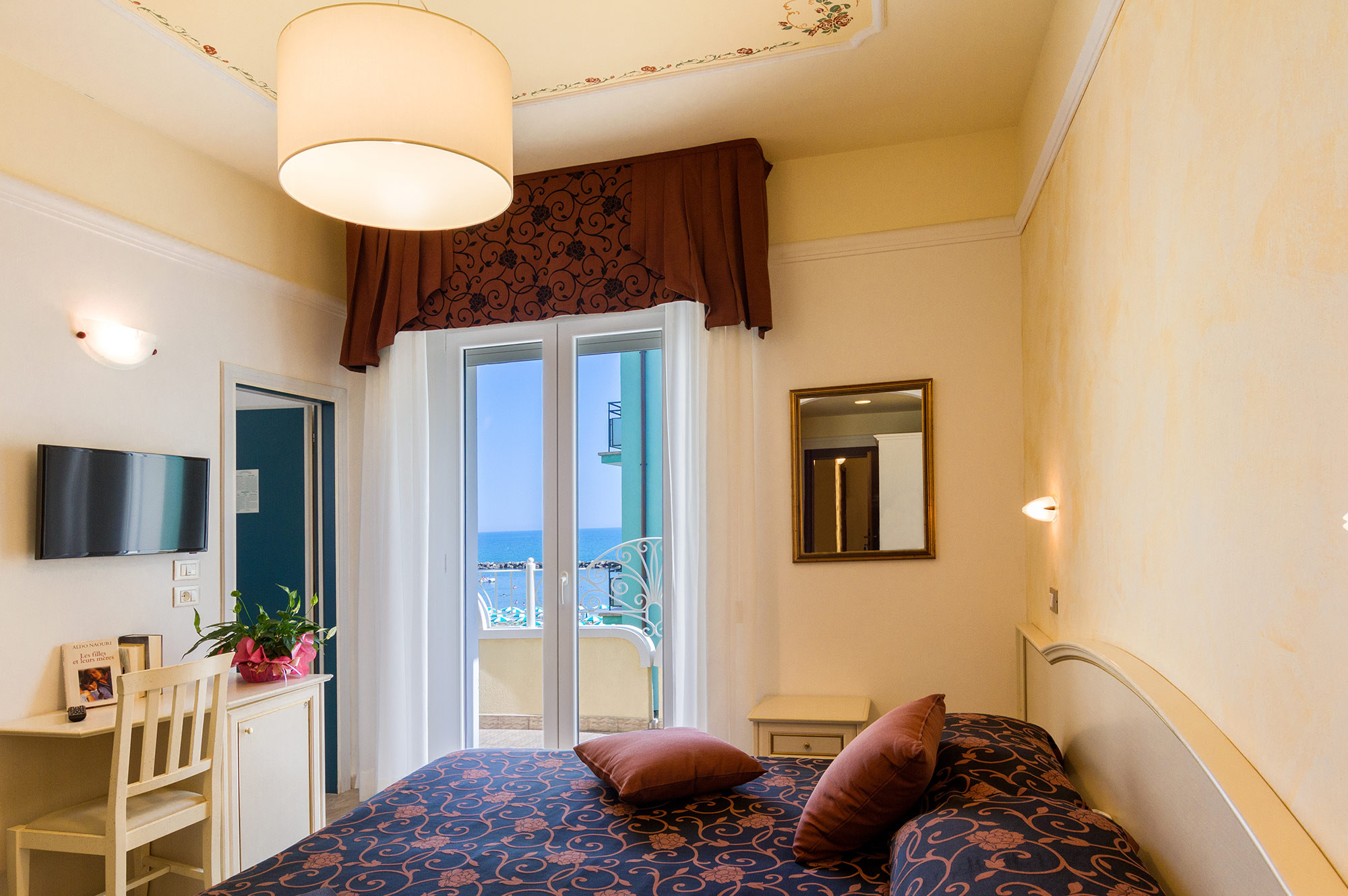 media.Camera-06_RosamarieElite